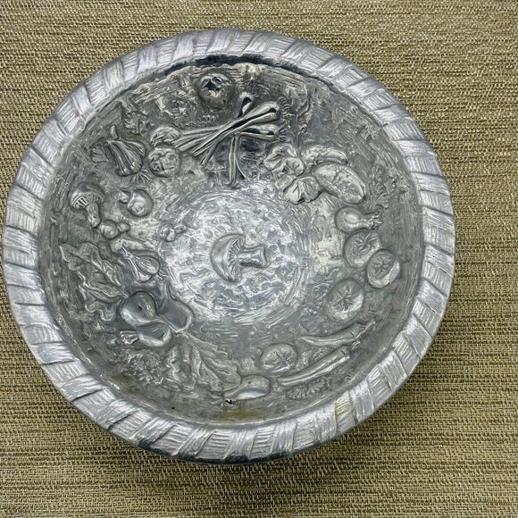 Wilton RWP Armetale Metal Vegetable Patterned Round Serving Bowl 9" Made In USA - Picture 1 of 7